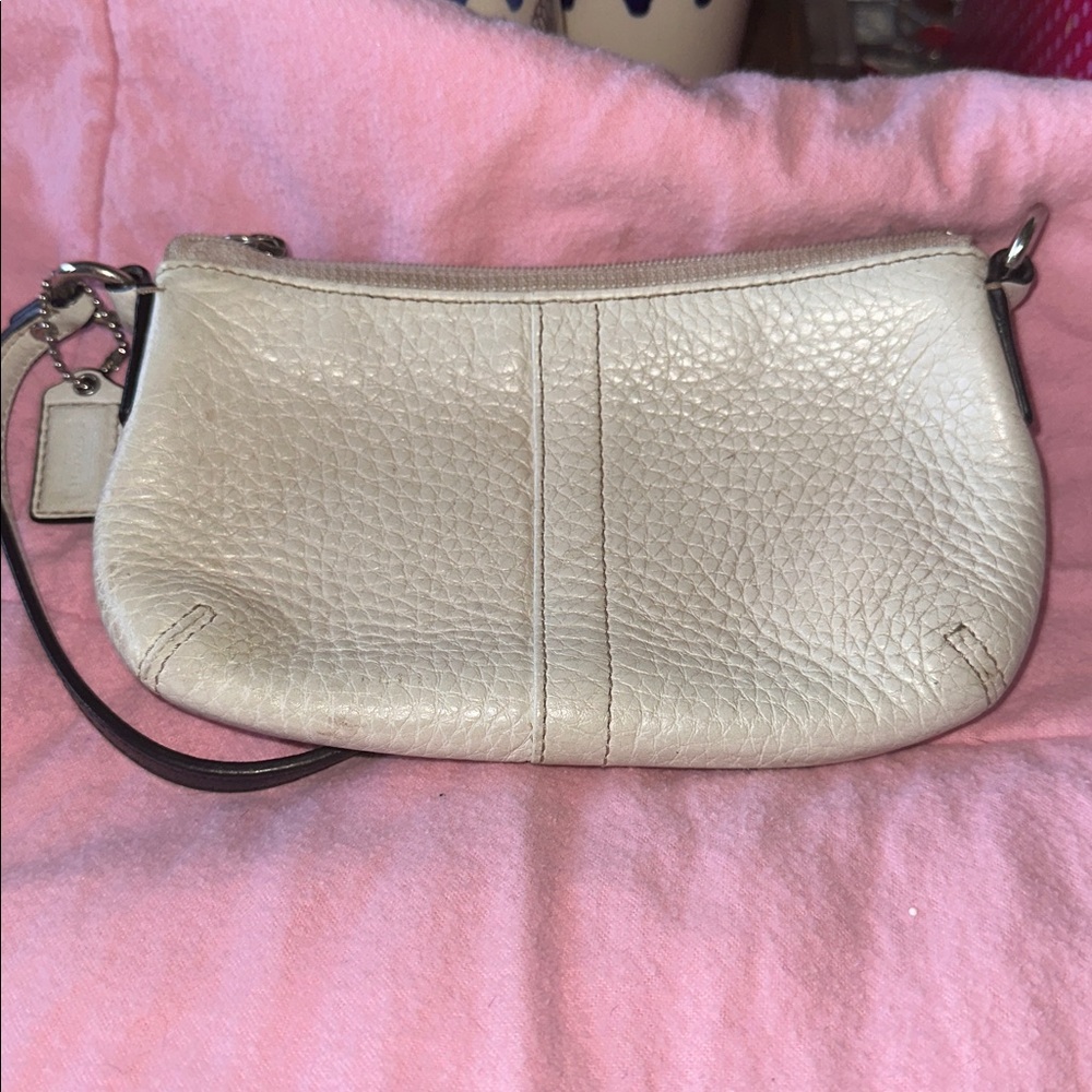 Coach Vtg Ivory Pebbled  Leather Wristlet Clutch Wristlet
